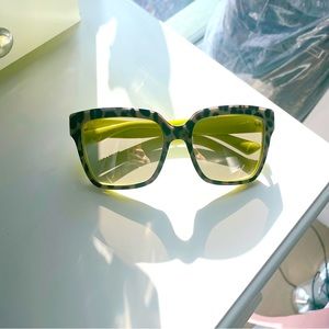 ❌item sold❌ Like New D&G Unisex Leopard Print Neon yellow reflection Sunglasses